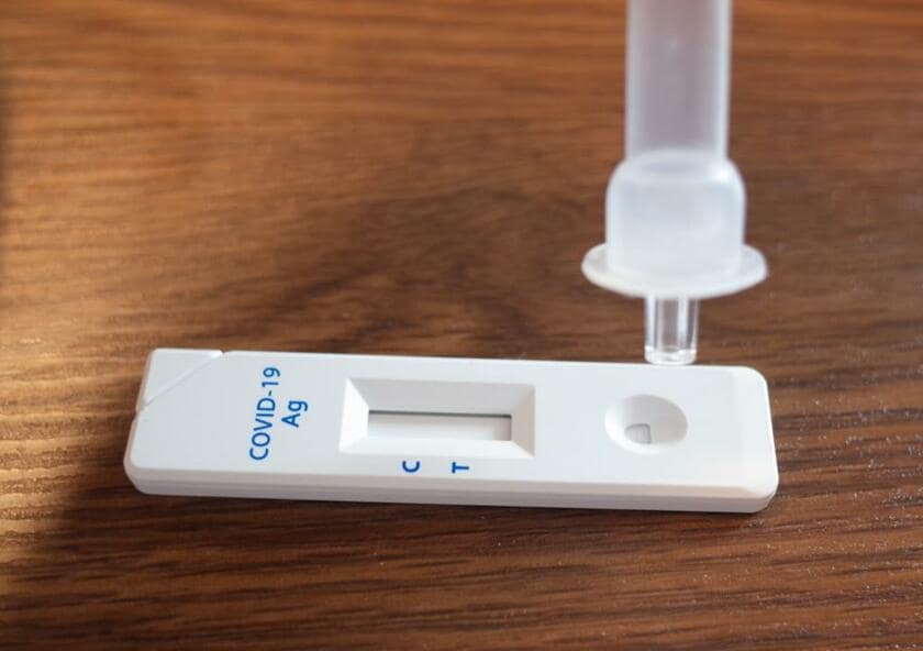 抗原検査キットの一例。採取した検体を試薬などと混ぜて検査用カセットの穴にたらし反応を待つ　（ｃ）朝日新聞社