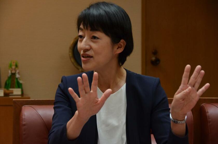 松下玲子（まつしたれいこ）／　愛知県生まれ。1993年に実践女子大を卒業後、大手飲料会社勤務や東京都議などを経て2017年の武蔵野市長選で当選、市政初の女性市長に。21年に再選。