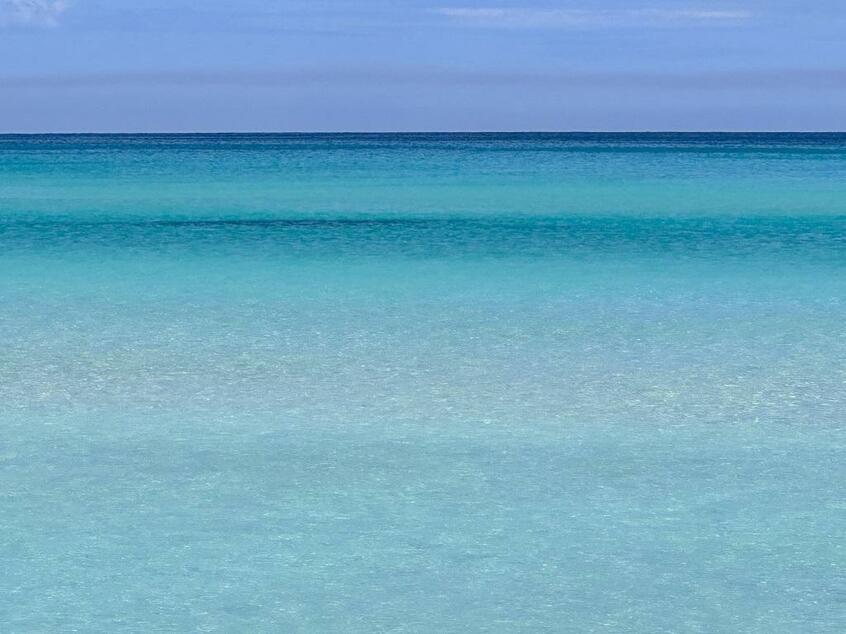 バラデロのとろけるように美しい海。雨が上がった直後に日が差した時の海が一番きれい、とはキューバの人の言葉。これはまさにそれ(撮影/板垣真理子)