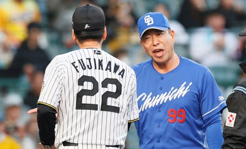 試合前に言葉を交わす阪神・藤川球児監督(左)と中日・井上一樹監督