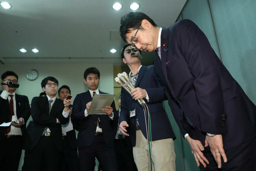 広島地検が公職選挙法違反(買収)容疑で家宅捜索したことを受け陳謝する河井克行元法相=2020年1月