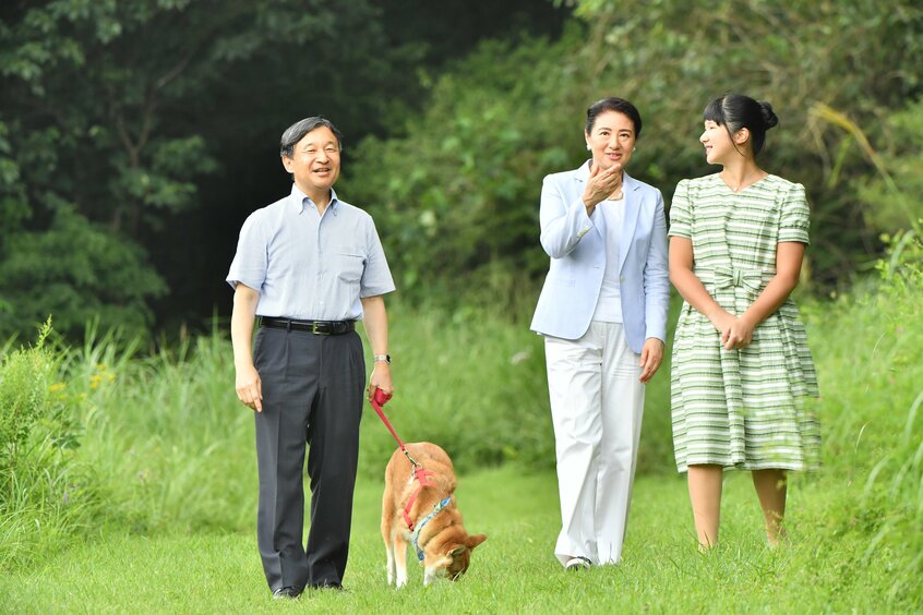 愛犬「由莉」と那須御用邸で過ごす天皇ご一家。由莉のバンダナは、梅干しやシソ、ゴマのおにぎりのイラストが描かれたユーモアたっぷりの柄だ=2019年8月、栃木県那須町、JMPA