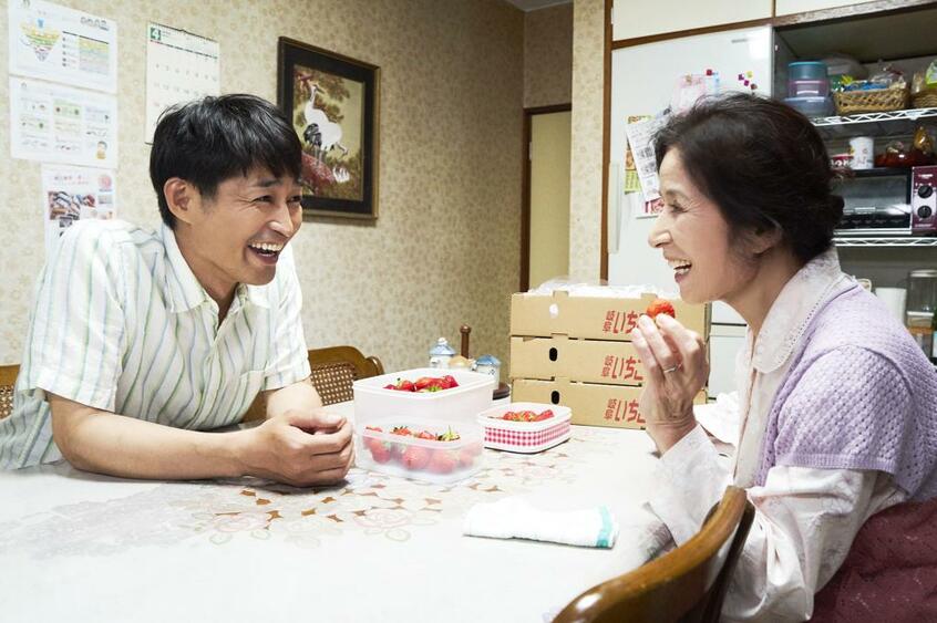 映画「母を亡くした時、僕は遺骨を食べたいと思った。」は、2月22日(金)から全国順次公開 (c)宮川サトシ/新潮社 (c)2019「母を亡くした時、僕は遺骨を食べたいと思った。」製作委員会