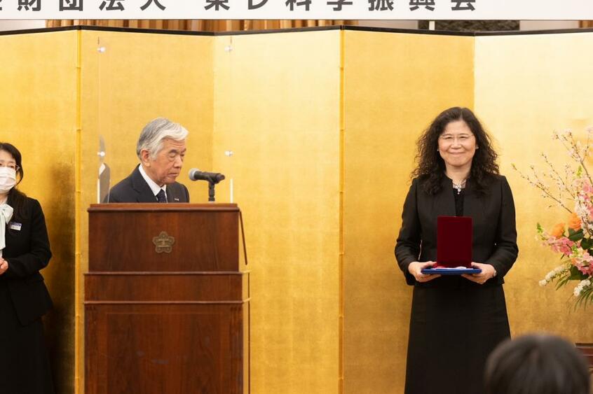 東レ科学技術賞の贈呈式=2023年3月15日、東レ科学振興会提供