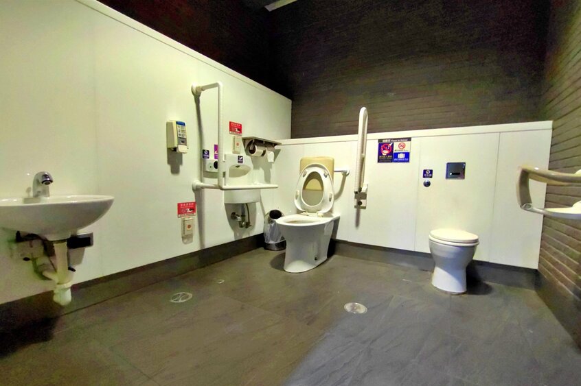 桃園空港MRTの台北駅のジェンダーレストイレ。誰でもトイレスタイルの個室が二つあった (ここまでの写真は、林綾子撮影)