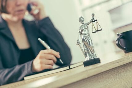 女性検事「間違いあったと思っていない」　13年前の「正義の検事」が“冤罪”事件で謝罪拒む　