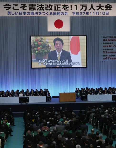 憲法改正を訴える集会では安倍首相からのビデオメッセージが　（ｃ）朝日新聞社