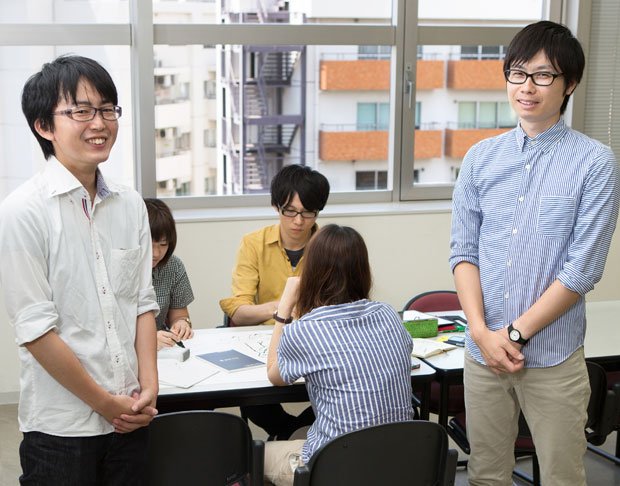 キングジムショットノートを開発したチーム。手前が遠藤慎さん(左)と、中心メンバーの清水貴仁さん(右)。「食堂や休憩スペースに集まって、企画会議をしています。ゆるめの雰囲気ですが、だからこそ、柔軟な発想が生まれます」(遠藤さん)(撮影/写真部・岡田晃奈)