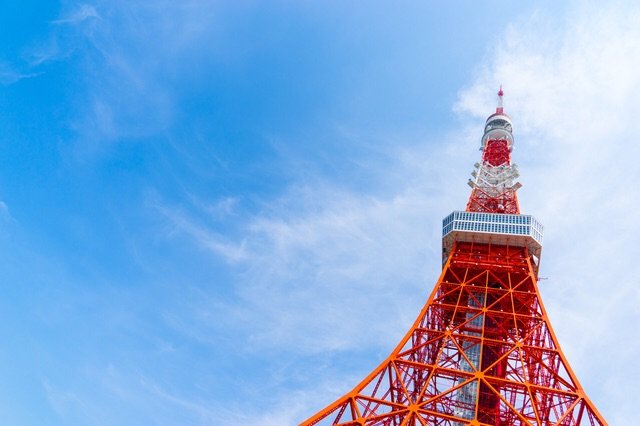 青空に美しくそびえる東京タワー。青に赤(オレンジ色)が映えますね。正式にはインターナショナルオレンジと言う色だそう。