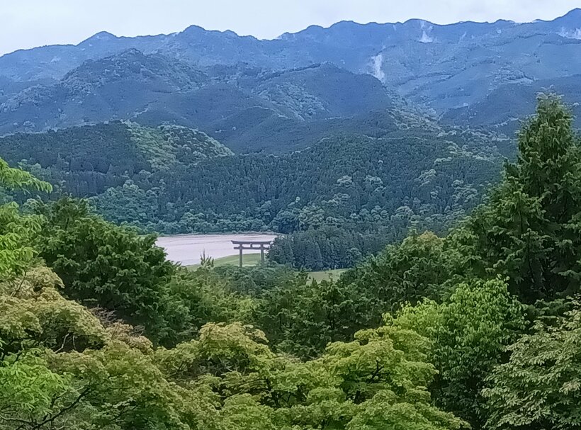 熊野本宮大社に近い大斎原（おおゆのはら）の大鳥居。長い熊野古道を歩いた最後に見える