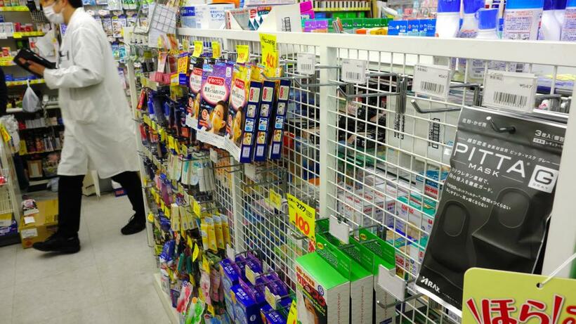 都内の薬局のマスク売り場。多くの店でマスクが売り切れた＝1月29日　(c)朝日新聞社