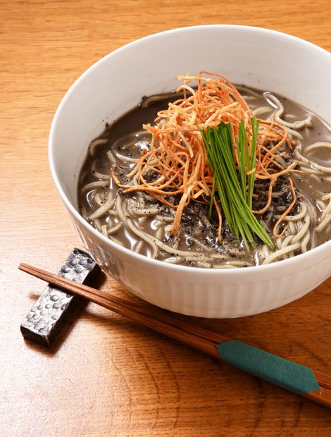 こうもとの胡麻そば／店内の石臼で挽いたそば粉を丁寧に手打ち。厚削りの鰹のダシにかえしを合わせたつけ汁を、鯖節と宗田鰹のダシでのばし、あたりごまを加えたそばつゆは、ごまの香りとダシのコクが利いている。１４００円（税・サ別）／東京都港区南麻布５－１－１０／営業　１７：３０～０：００（３Fラウンジは～翌２：００）／日曜定休（撮影／関口達朗）