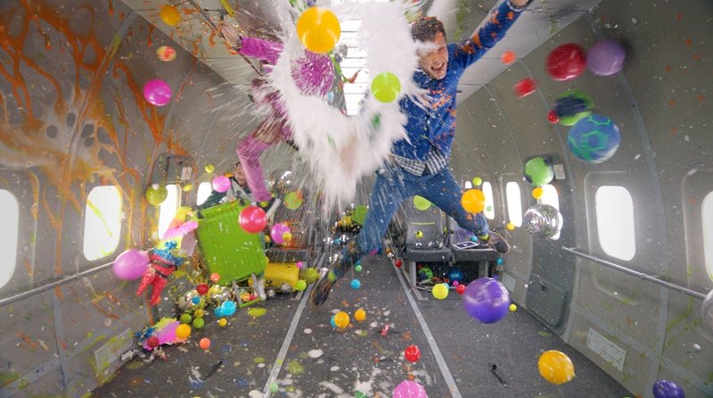 OK Go 「人類が宇宙空間でアートを制作するようになる日もそう遠くない」人類史上初の無重力撮影MVが完成