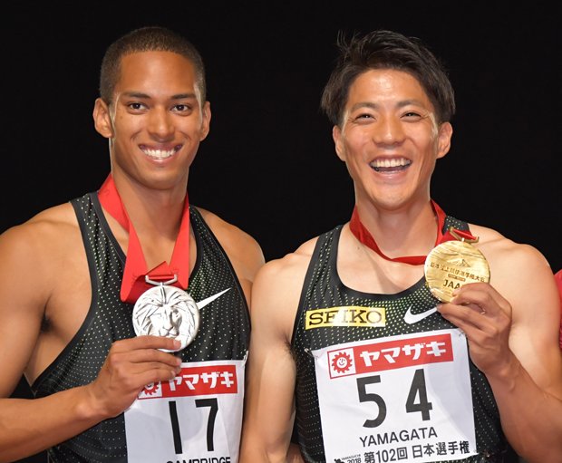 ケンブリッジ飛鳥と山縣亮太　（ｃ）朝日新聞社
