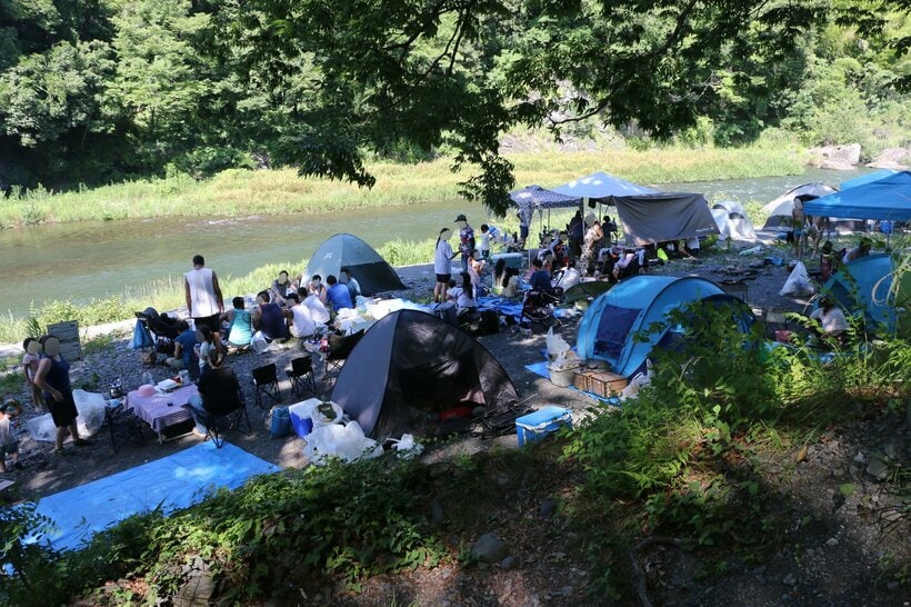 多摩川の河原でキャンプやバーベキューを楽しむ人々。多くが外国人だ＝米倉昭仁撮影