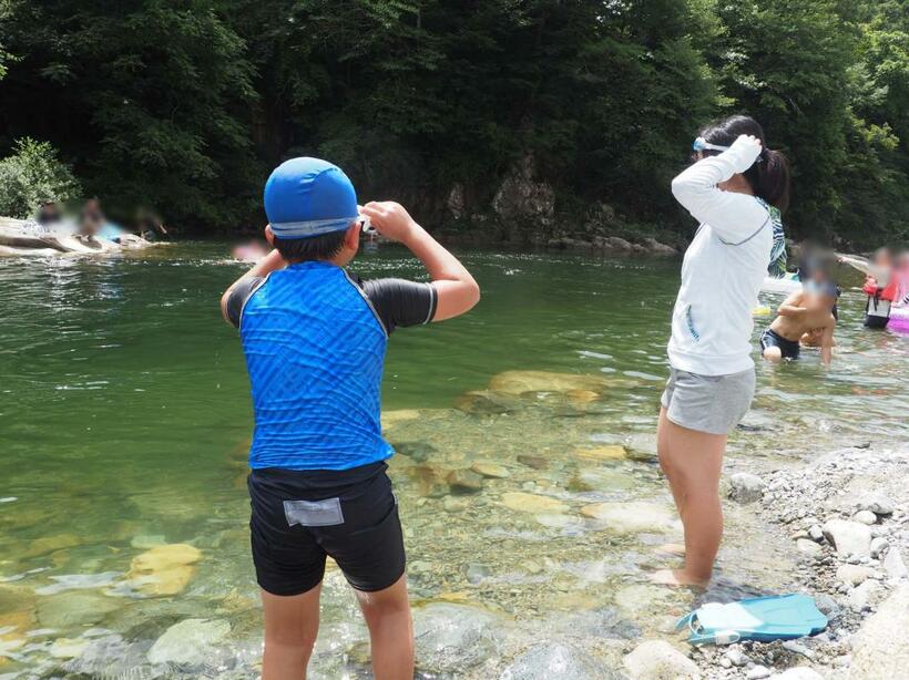 筆者が水難事故に遭遇した付知川の当日の様子。川を横断しようとした中年男性が突然溺れ、水中に沈んだ。筆者ら3人が男性を救助し、写真奥の岩に引き上げた。画像の一部を加工しています（撮影/米倉昭仁）