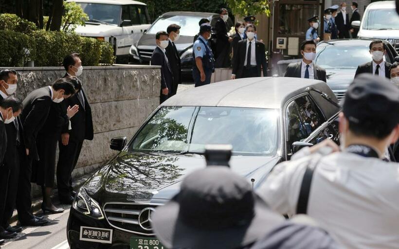 安倍元首相の遺体を乗せた車が自宅に到着。無言の帰宅となった（撮影／写真映像部・馬場岳人）