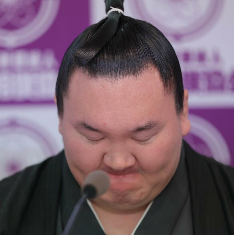 １０月１日の会見で涙をこらえる白鵬。ひざの故障が引退の理由だという。「相撲が大好きで、幸せ者だと思います」と力士人生を振り返った（ｃ）朝日新聞社