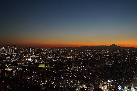 美しいグラデーションと富士山のシルエット（11月4日17時30分頃・東京都豊島区より撮影）