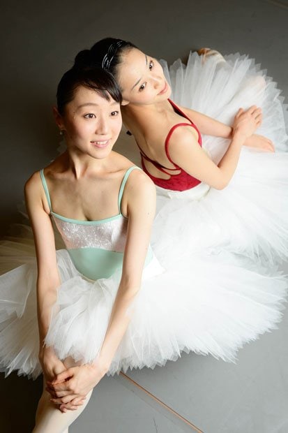 小野絢子（右）、米沢唯（左）。２人の踊る「火の鳥」は新国立劇場オペラパレスにて１１月１３、１５～１７日、全４回公演（撮影／写真部・東川哲也）
