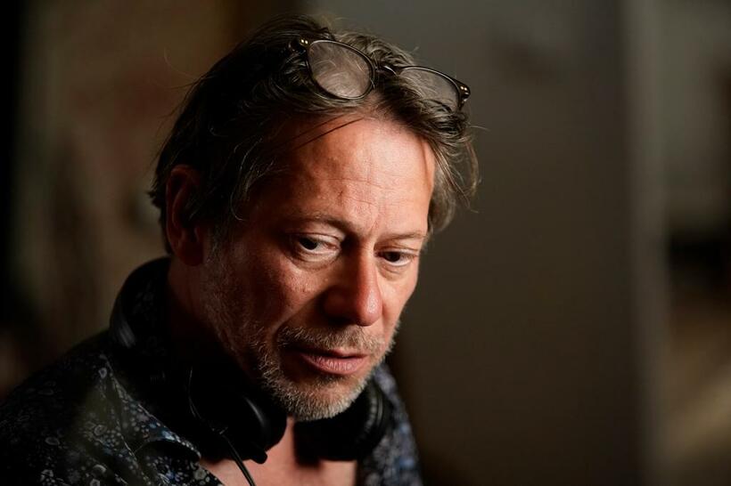 マチュー・アマルリック（Ｍａｔｈｉｅｕ　Ａｍａｌｒｉｃ）／監督、脚本。１９６５年、フランス生まれ。「００７　慰めの報酬」（２００８年）などで国際的な俳優として知られる。監督としても活躍し「さすらいの女神たち」（１０年）でカンヌ国際映画祭の監督賞などを受賞。全国順次公開中
（ｃ）２０２１　－　ＬＥＳ　ＦＩＬＭＳ　ＤＵ　ＰＯＩＳＳＯＮ　－　ＧＡＵＭＯＮＴ　－　ＡＲＴＥ　ＦＲＡＮＣＥ　ＣＩＮＥＭＡ　－　ＬＵＰＡ　ＦＩＬＭ