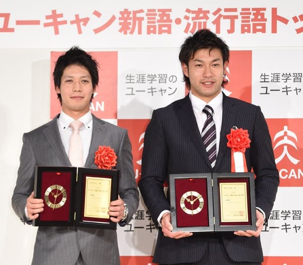 「トリプルスリー」に輝いたソフトバンクの柳田選手（右）、ヤクルトの山田選手　（ｃ）朝日新聞社