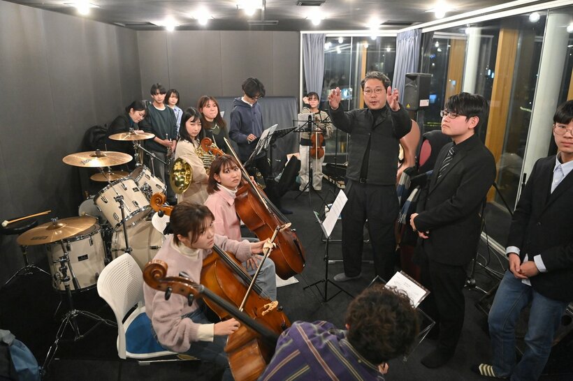 有志演奏会に向けて練習する東北ユース。3月23日の岩手を皮切りに被災3県などで「坂本龍一監督追悼演奏会」を開催。福島事務局の大塚真理は「周囲の思いに全力で応える人」と田中を称賛する（撮影／東川哲也）