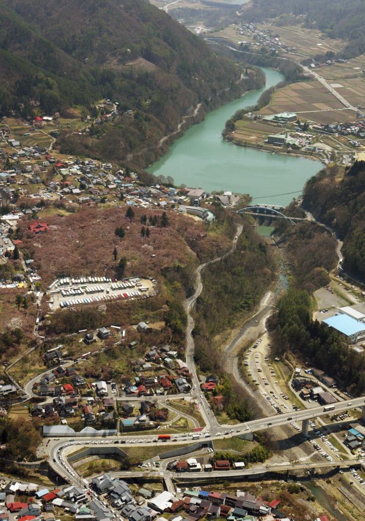 三峰川と藤澤川の合流点に形づくられた河岸段丘の上にある高遠城