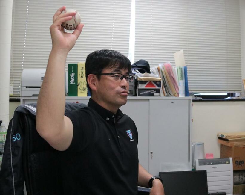投球動作について解説する筑波大学野球部監督の川村卓准教授