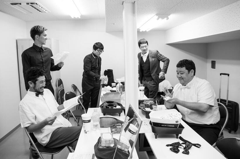 映画版「柴公園」の完成披露舞台挨拶の楽屋。あたるパパ（渋川）、じっちゃんパパ（大西信満）、さちこパパ（ドロンズ石本）が揃った。映画では「ＢＯＹＳ　ＡＮＤ　ＭＥＮ」の水野勝扮する謎の男の正体が明らかに（撮影／山本倫子）