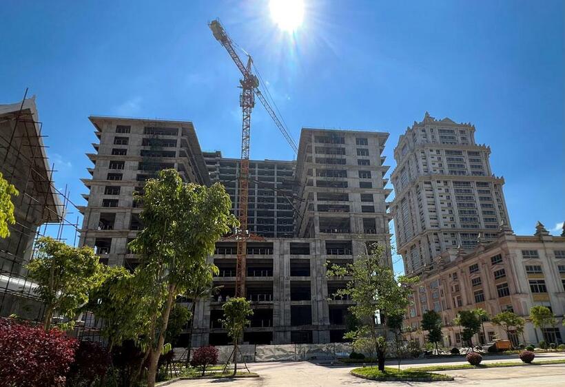 中国の業者が開発中の国境の町。コロナ禍で建設が止まったビルや廃業した娯楽施設が目立つ＝ラオス・ボーテン