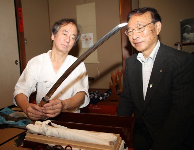 寄贈された高倉健さんの日本刀を手にする宮入小左衛門行平さん（左）と山村弘・坂城町町長　（ｃ）朝日新聞社