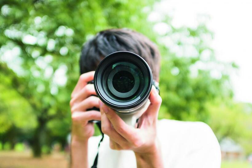 カメラを向けられることに抵抗感がある人が多いのは事実。顔をそむけたり、手をかざす人などを撮ることは控えたほうがいい（写真／PIXTA）