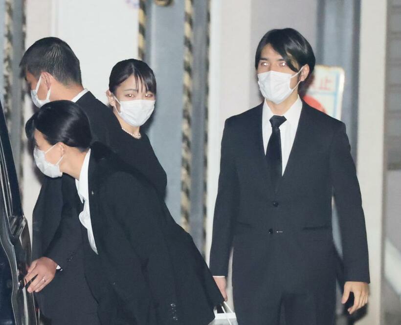 川嶋辰彦さんの葬儀に参列した眞子さんと圭さん（c）朝日新聞社