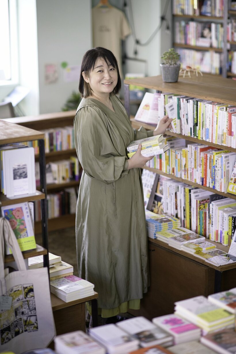 新たな「場」となった蟹ブックスで。「結果論だけど、この店がちょうど良かったと思う」（撮影／関口達朗）