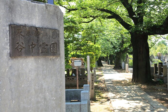 10へクタールの敷地に、歴史に名を遺す著名人が多く眠る谷中霊園