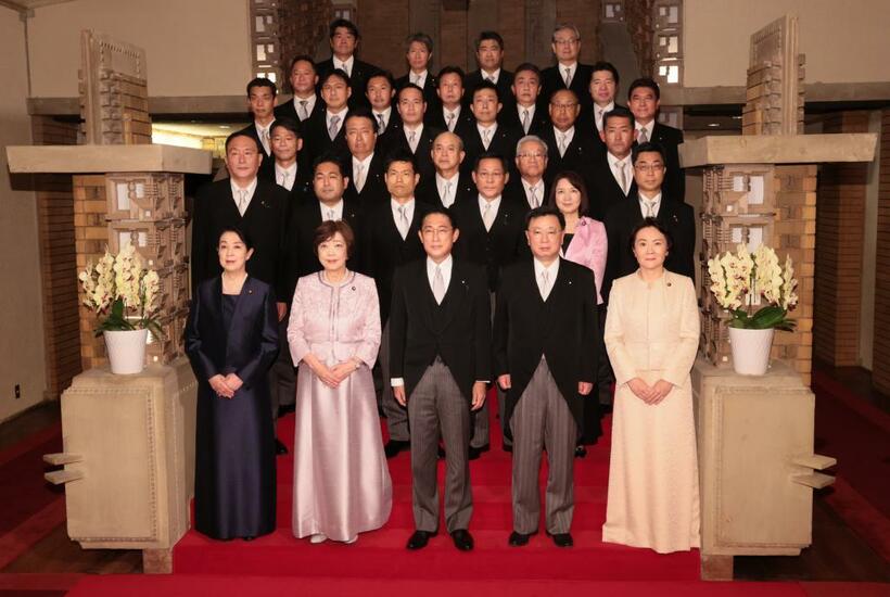 記念撮影に臨む第２次岸田改造内閣の副大臣ら