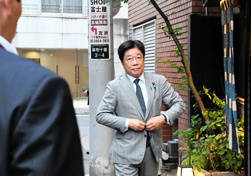 菅義偉氏らとの会食に臨む加藤勝信氏=2024年6月6日、港区麻布十番3丁目
