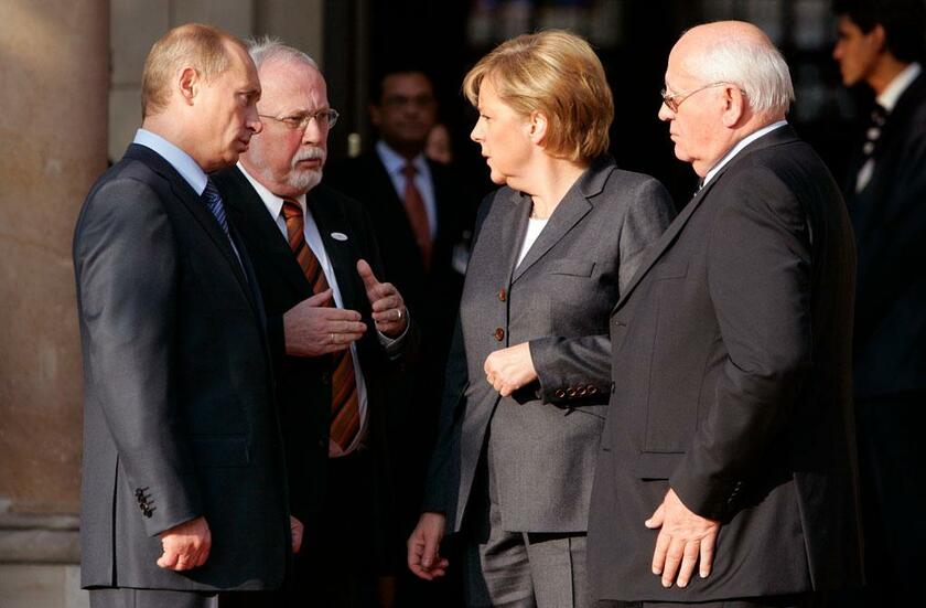 2007年、ドイツで会うプーチン氏（左）とゴルバチョフ氏（右）。同氏の告別式は今月３日にモスクワで開かれたが、国葬は見送られ、プーチン氏は1日に遺体と対面した（picture alliance／アフロ）