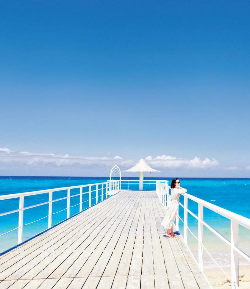 フサキビーチ／海に突き出た桟橋があり、まるで海の上にいるような気分を味わえる。ホテルのプールエリアに隣接し、南国リゾート気分も満喫できる