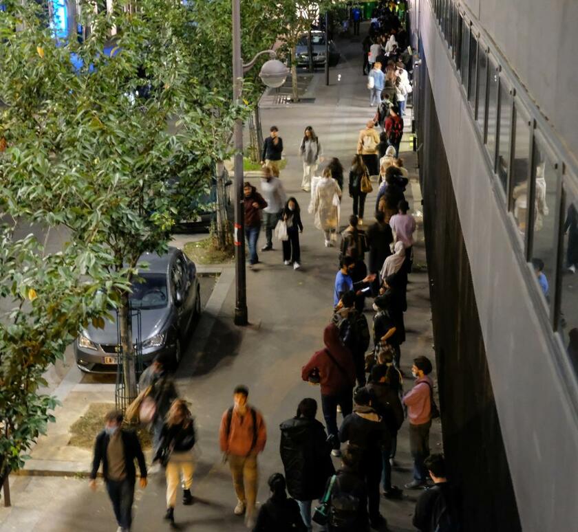 新型コロナで経済的に影響を受けた大学生たちが食料を受け取るために並んでいた／２０２１年１０月４日、パリ（写真：Ｎｏｌａ