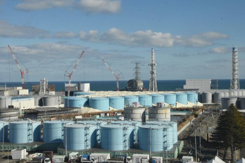 東京電力福島第一原発の敷地内には処理水をためるタンクがひしめき、その向こうに左から1～4号機が見える（photo　代表撮影）