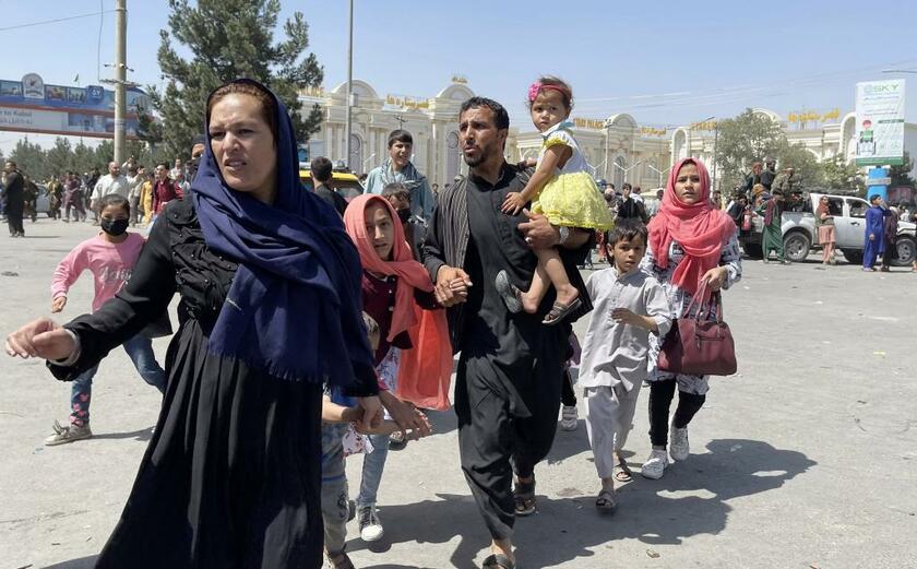 タリバンの首都占拠から一夜明けた８月１６日、大勢の住民が国外に逃れようと国際空港に向かった（ｇｅｔｔｙｉｍａｇｅｓ）