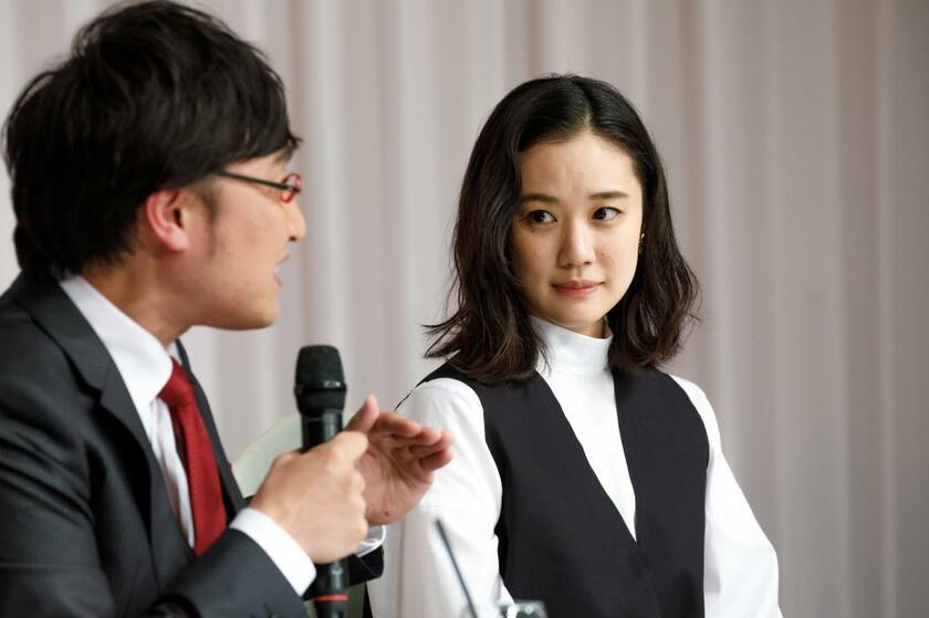「私は山里さんの仕事に対する姿勢を尊敬しています」と蒼井優　（ｃ）朝日新聞社