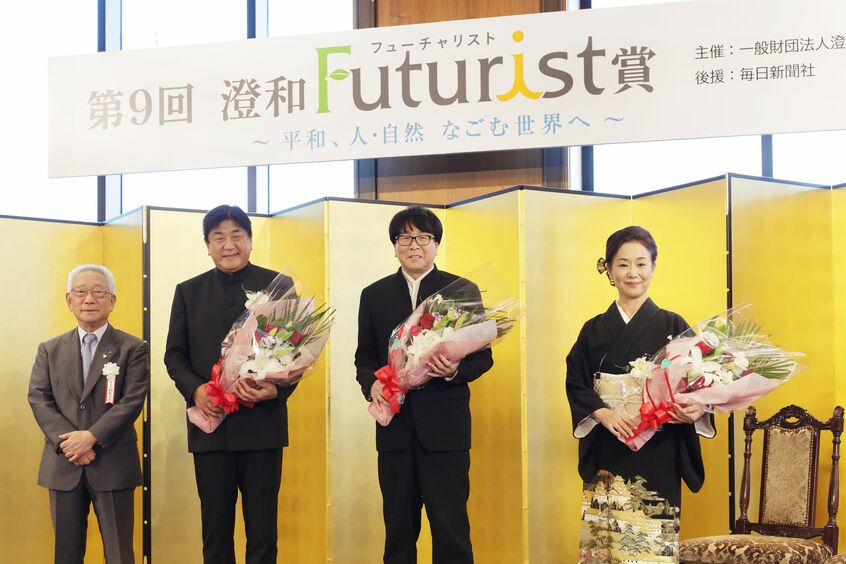 「平和を願い、自然と調和し、和む世界を目指す」澄和Futurist賞の授賞式。同時受賞者は指揮者の佐渡裕とキャプテン翼を描いた漫画家の高橋陽一。香織の受賞は講談の地位向上に大きく貢献した(写真/武藤奈緒美)
