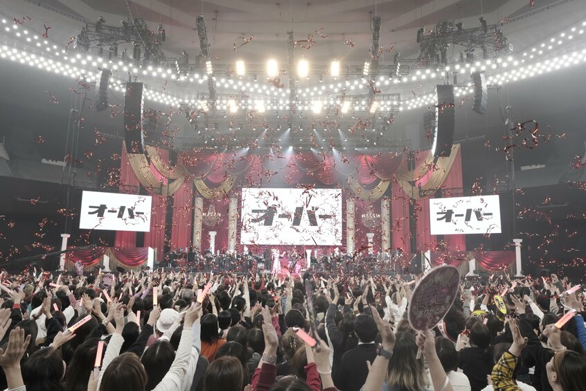最後は会場全員で「オーバー!」(撮影:上飯坂 一)