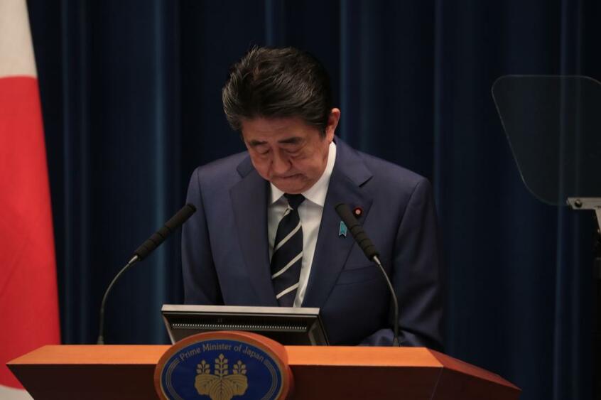 臨時休校についての記者会見で、協力を求め頭を下げる安倍晋三首相 (c)朝日新聞社