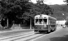 京都の57年前「五山の送り火」で有名な大文字山をバックに走る路面電車　「京町家」の光景も