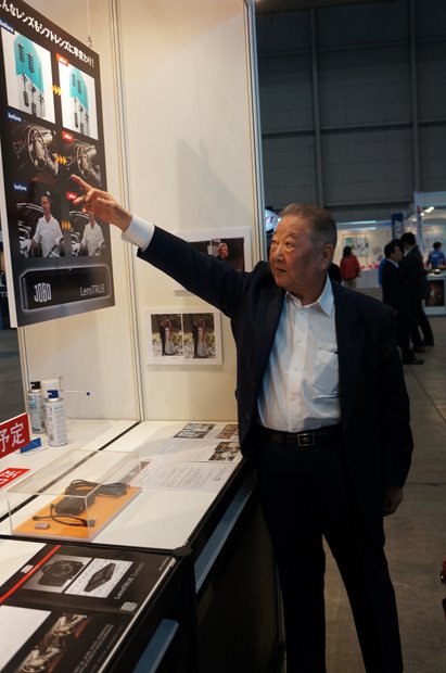 「Lens TRUE System」を説明する増田社長