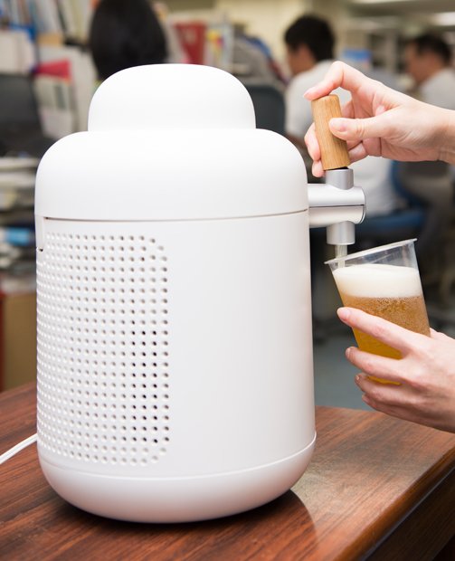 キリンが今夏から全国展開を始めた新サービス「ホームタップ」の専用サーバー。工場直送の本格的な生ビールを家庭などで気軽に楽しめる(写真部・岸本絢)